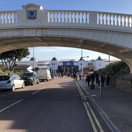 A Wave From It All Great Clacton Exterior foto